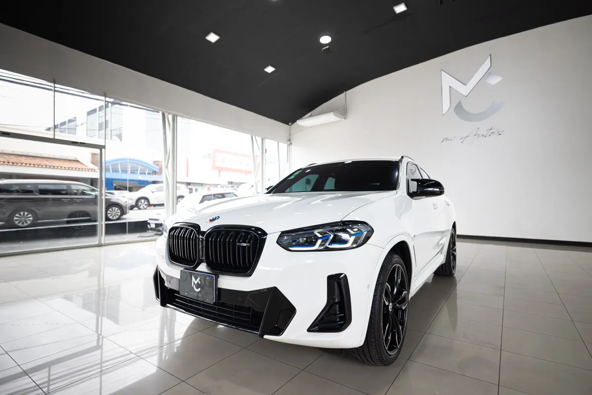 BMW X4 en la sala de exhibición de MCAutos.