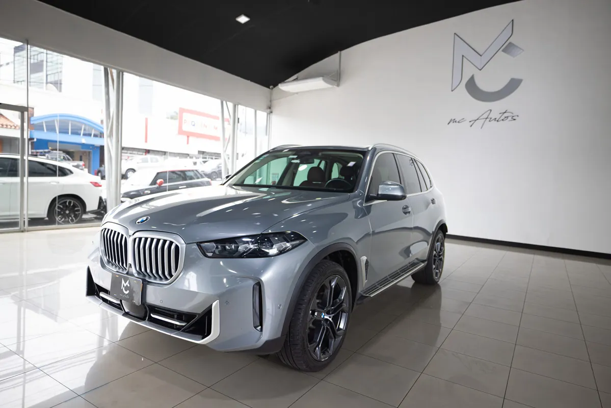 BMW X5 en la sala de exhibición de MCAutos.