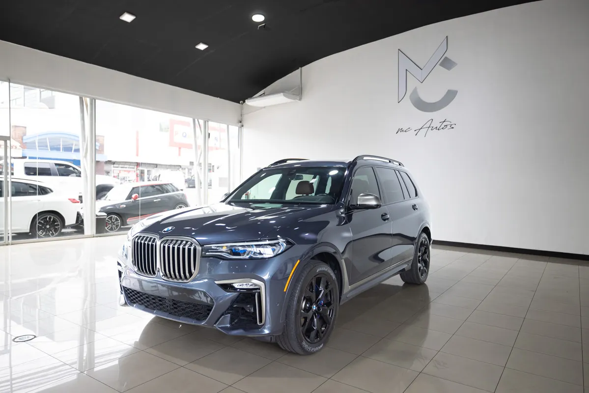 BMW X7 en la sala de exhibición de MCAutos.
