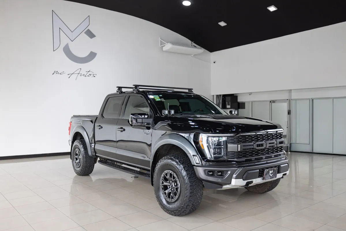 Ford F-150 Raptor en la sala de exhibición de MCAutos.