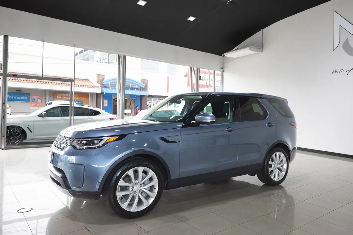 Land Rover Discovery en la sala de exhibición de MCAutos.