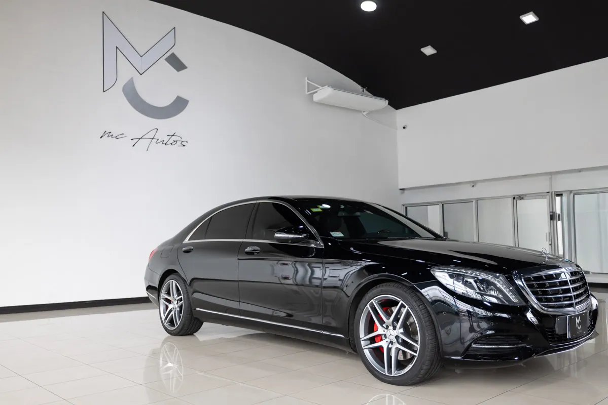 Mercedes-Benz Clase S 2015 en la sala de exhibición de MCAutos.