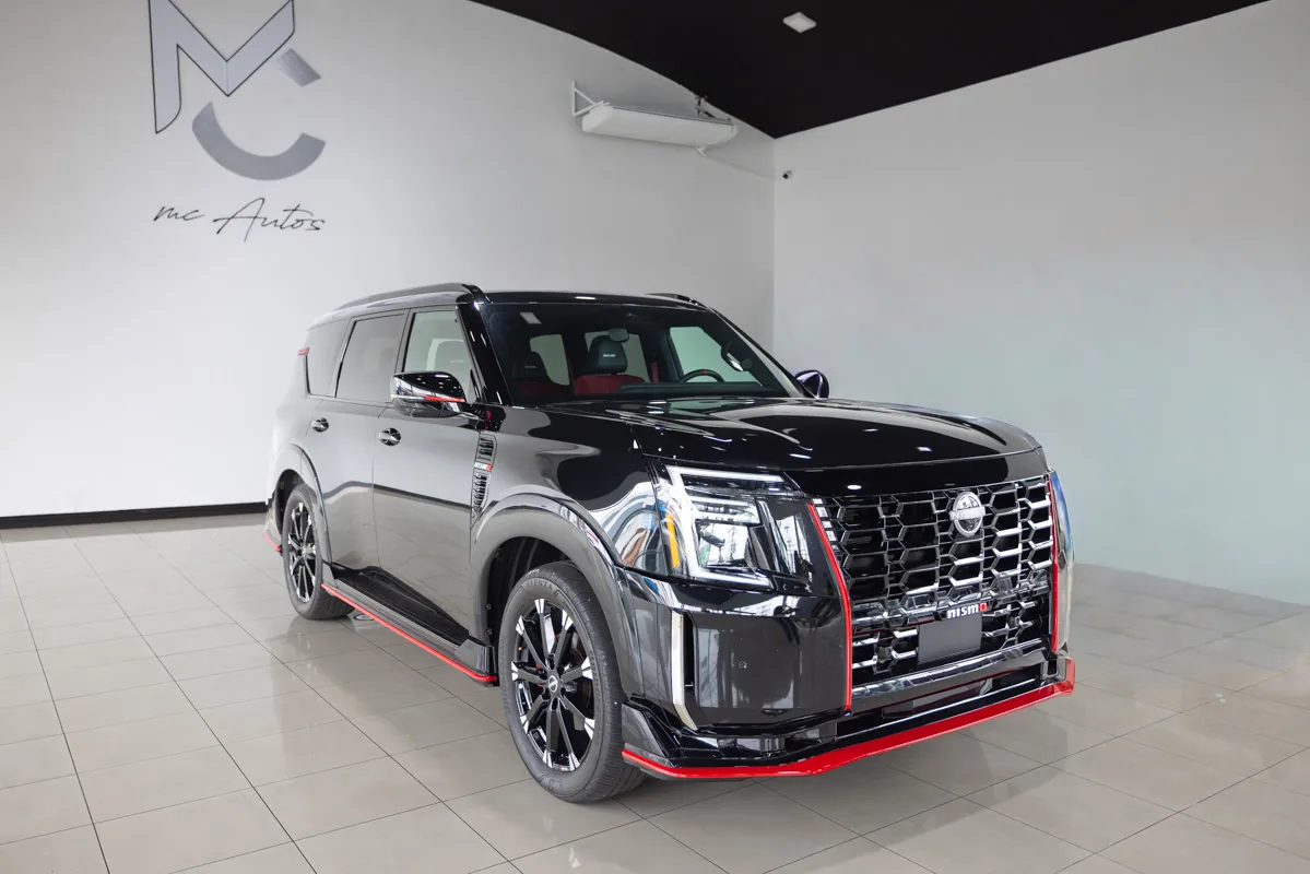 Nissan Armada Nismo en la sala de exhibición de MCAutos.