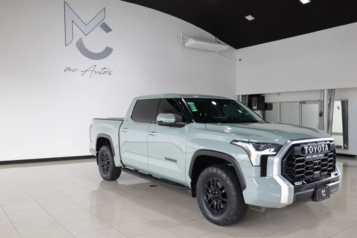 Toyota Tundra en la sala de exhibición de MCAutos.